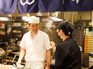 『六厘舎』『舎鈴』『東京タンメン　トナリ』『ジャンクガレッジ』など／株式会社松富士食品 店舗スタッフ／未経験OK／昨年賞与実績3.3カ月分／面接1回