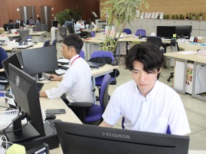 堺ヤクルト販売株式会社 総務ITサポート／年休121日／土日祝休／残業月10時間程度