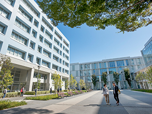学校法人東京経済大学 校務職員（専任職員）／伝統と歴史ある大学／緑多いキャンパス