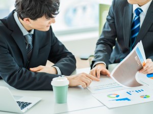 ジェニシス社会保険労務士法人 社労士業務／賞与年2回支給あり／土日祝休み／年間休日125日