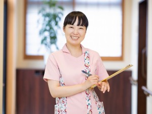 株式会社シダー【スタンダード市場】(シダーグループ) 看護師／上場企業の介護施設／実働7.5h／残業なし／手当充実