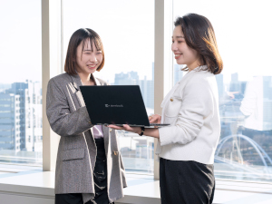 株式会社アスティ(4℃ホールディングスグループ) アパレル商社の企画営業／残業ほぼなし／年間休日120日