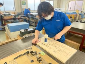 明和抜型株式会社 技術総合職／未経験歓迎／土日祝休み／年休128日