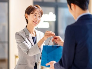 株式会社高島屋【プライム市場】 販売・接客スタッフ／未経験歓迎／年休122日／残業少なめ