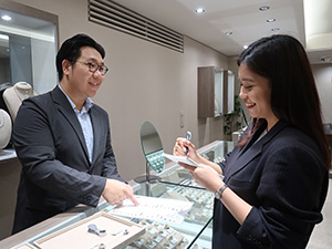 株式会社ブルーム 店舗スタッフ／未経験歓迎／賞与4カ月分／残業月10h以下