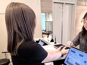 株式会社ファクトリー ヘアサロンの受付スタッフ／未経験歓迎／残業ゼロ／美容施術無料