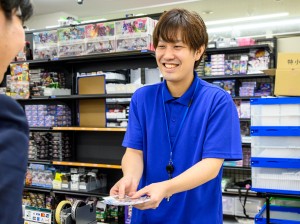 ブックオフコーポレーション株式会社【プライム市場】 トレカ販売スタッフ／未経験歓迎／年休120日／残業平均14h