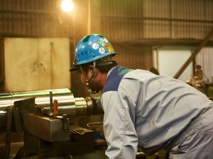 特殊電極株式会社【スタンダード市場】 NC旋盤オペレーター／年間休日120日／賞与実績5.5カ月分