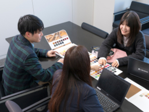 株式会社アスティ(4℃ホールディングスグループ) アパレルの企画営業／未経験歓迎／残業ほぼ無／年間休日120日