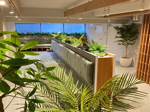 株式会社グリーンロード 花と緑の空間装飾サービス営業／月給33.9万円～／土日祝休み