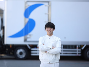 シモハナ物流株式会社（岡山デリバリー営業所） 店舗向けルート配送／実質年休124日／賞与年3回／転勤なし