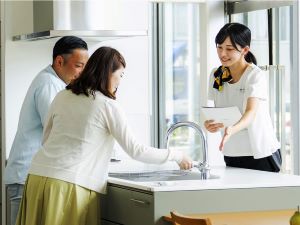 トクラス株式会社 ショールームの提案型接客／年休123日／産休育休取得100％