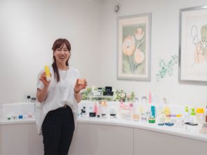 日栄樹脂工業株式会社 化粧品容器メーカーの管理事務／年休128日／残業月10h未満