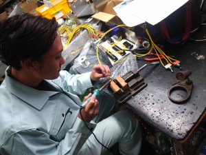 有限会社深谷電気 制御盤の製作や現場設置／残業ほぼなし／面接1回／資格取得支援