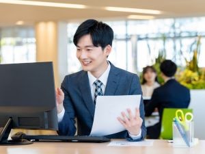 株式会社ライフトラスト 成長企業の営業事務／事務でも月給25万円以上／能力評価あり！