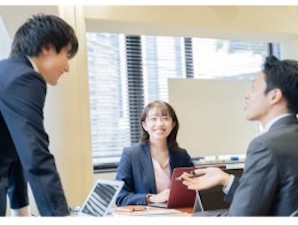 学校法人２１世紀アカデメイア 学校運営職員／将来は事務長へ／月給30万～／年休121日