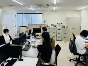 生活協同組合コープみえ 経理事務／完全週休2日／残業月平均7h程／賞与実績4カ月