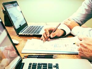 ジェニシス社会保険労務士法人 社労士業務／年間休日125日or140日／心斎橋or新橋