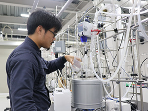 日本研一株式会社 リチウム電池原料の研究・開発／年休120日／インセンティブ有