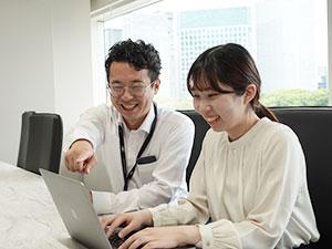 株式会社バドインターナショナル クリエイティブディレクター／未経験歓迎／年休128日