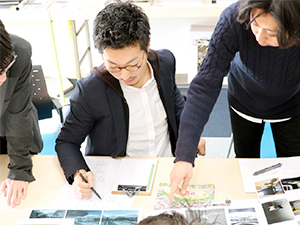 三共ディスプレイ株式会社 店舗内装や看板の企画営業・現場管理／未経験歓迎／年休120日