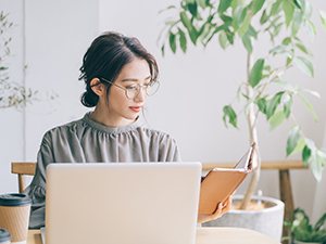 株式会社スタッフサービス 英語が学べる事務／20代女性活躍中／在宅あり／土日祝休み