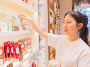 株式会社ＳＡＢＯＮ　Ｊａｐａｎ ビューティーアドバイザー／残業月5h以下／年休120日以上