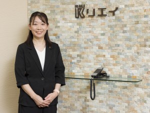 株式会社リエイ 法人営業／残業月10h／土日祝休／賞与2回／月給30万円以上