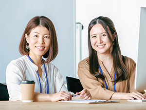 株式会社誠グループ 事務／基本定時退社／服装ネイル自由／賞与あり／東新宿駅2分