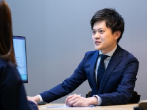 株式会社リファレンス 会社を動かす経理／年休120日／残業月10時間／賞与年2回
