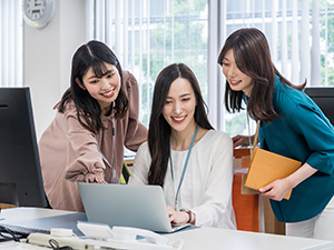 エムシーエー株式会社 システム開発系（SE・PG）／完休2日制／年休120日