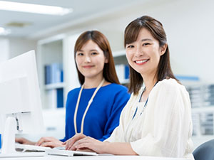 株式会社トゥーバトレーディング 経理事務／年休120日／残業少なめ／経理未経験OK