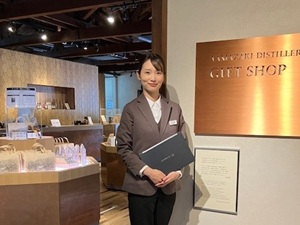 サントリーパブリシティサービス株式会社(サントリーグループ) 工場見学施設・ショップの副店長／年休122日／月給28万円～