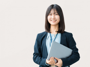 エルガーホールディングス合同会社 経理／年休124日／前職給与保証／残業ほぼなし／10時始業