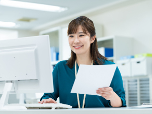 エルガーホールディングス合同会社 法務／年休124日／残業ほぼなし／前職給与保証／10時始業