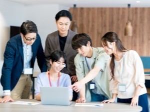 アーチーズ株式会社 エキスパートリサーチ・リクルーター／年休120日／賞与年2回