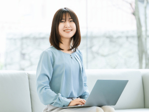 エルガーホールディングス合同会社 総務／年休124日／前職給与保証／残業ほぼなし／10時始業