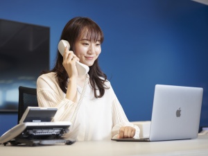 コクヨアンドパートナーズ株式会社(コクヨグループ) 総務事務／年休120日／月給25万円超／新設の駅チカオフィス