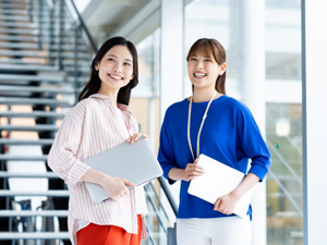 クロバー株式会社 経理・財務／年収550万円～／土日祝休み／賞与実績4カ月分