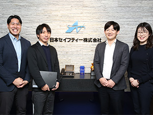 日本セイフティー株式会社 人事総務／未経験歓迎／年125日休／賞与実績6カ月／駅スグ