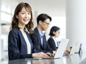 株式会社エノモト【プライム市場】 バックオフィス系総合職／在宅あり／残業15h／家庭と仕事両立