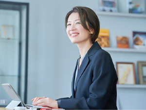 株式会社レスメッド 経理／月給33万円以上／年休120日／残業月10h程度