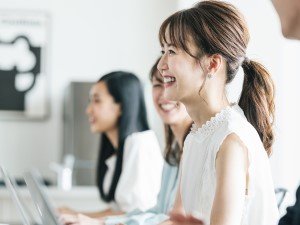 株式会社ｍａＸアドバイザリー 営業事務／年休120日～／月給28万円～／服装髪色ネイル自由