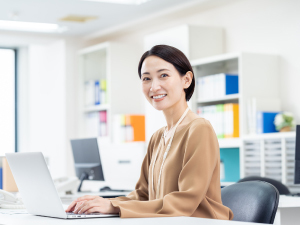 エルガーホールディングス合同会社 自社専属WEBデザイナー（動画編集・SNS運用補助）／在宅可
