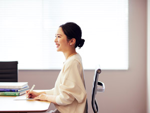 ＴＡＫＡＭＩＨＯＬＤＩＮＧＳ株式会社 ブライダル業界の経理職／残業月平均10時間以下／賞与年2回