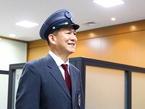 株式会社ティーファスパートナーズ(ティーファスグループ) 警備庶務／銀行施設内の勤務／日勤のみ／年休121日／土日祝休