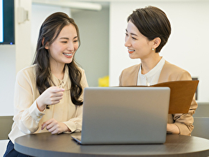 グローリーサービス株式会社 経理アシスタント／在宅あり／年休120日／賞与実績4.5カ月