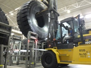 ブリヂストン物流株式会社 大型タイヤの運搬（フォークリフト）／未経験歓迎／資格取得支援