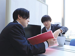 プラスカーゴサービス株式会社(プラスロジスティクスグループ) 新しい物流の形を創造する企画提案営業／土日祝休・年休121日