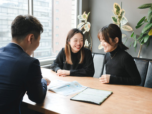 株式会社日本ユナイテッドエネルギー 事務／未経験歓迎／土日祝休み／昇給年4回／20～30代活躍中